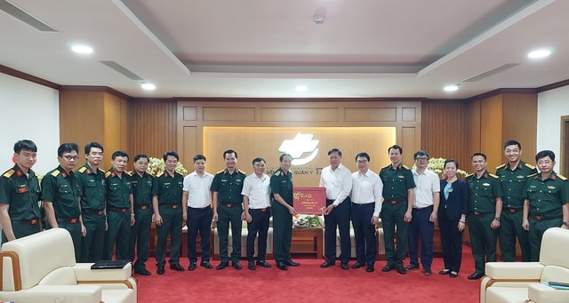 Thứ trưởng Bộ Y tế Đỗ Xuân Tuyên chúc Tết, kiểm tra công tác trực Tết tại các cơ sở y tế ở TPHCM- Ảnh 1.