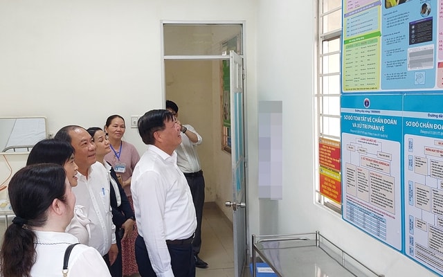 Thứ trưởng Bộ Y tế Đỗ Xuân Tuyên chúc Tết, kiểm tra công tác trực Tết tại các cơ sở y tế ở TPHCM- Ảnh 3.