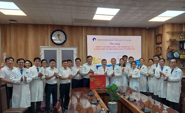 Thứ trưởng Bộ Y tế Đỗ Xuân Tuyên chúc Tết, kiểm tra công tác trực Tết tại các cơ sở y tế ở TPHCM- Ảnh 2.