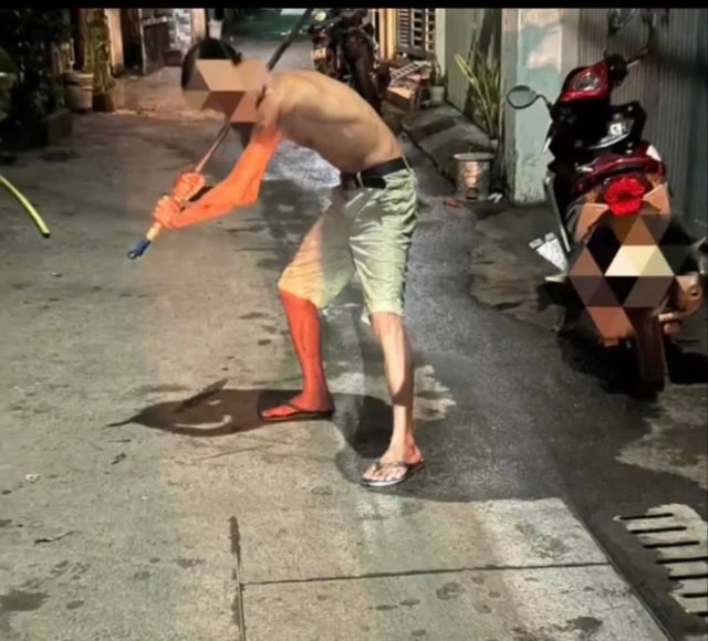 Bắt tạm giam người đàn ông mang hung khí đập phá nhà dân, náo loạn khu phố- Ảnh 1. Bắt tạm giam người đàn ông mang hung khí đập phá nhà dân, náo loạn khu phố- Ảnh 1.