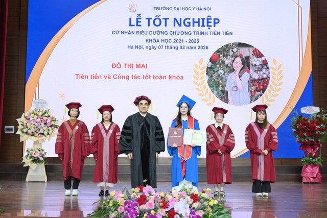 Gần 300 tân cử nhân nhận bằng tốt nghiệp, bổ sung nhân lực cho ngành y tế- Ảnh 2.