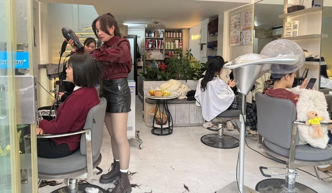 Vì sao dịch vụ làm tóc cận Tết vắng khách hơn mọi năm?- Ảnh 2.