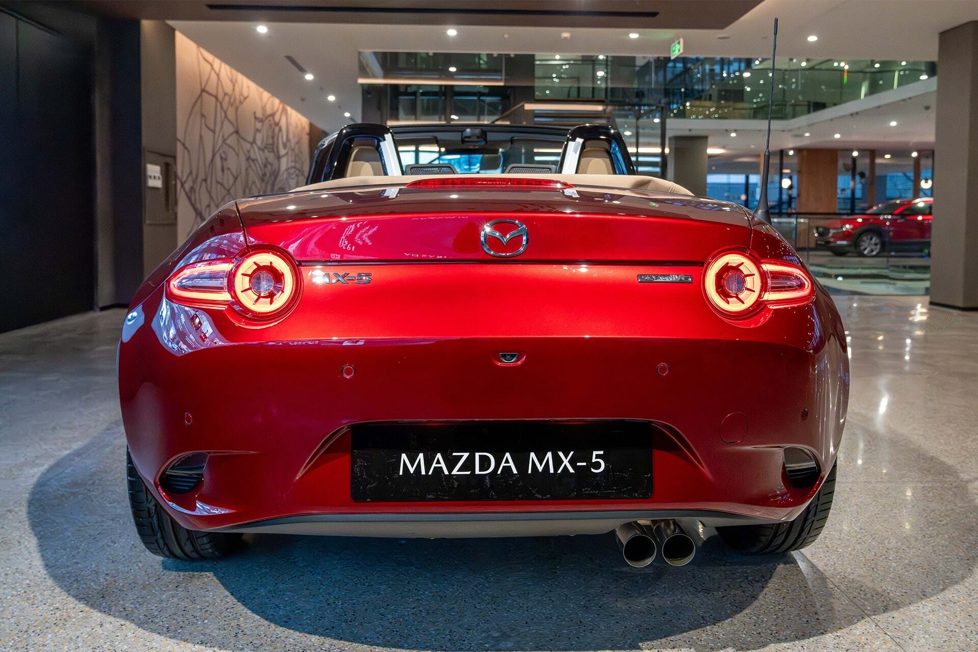 Cụm đèn hậu tròn và ống xả kép phía sau mang nét đặc trưng của dòng xe mui trần Nhật Bản.