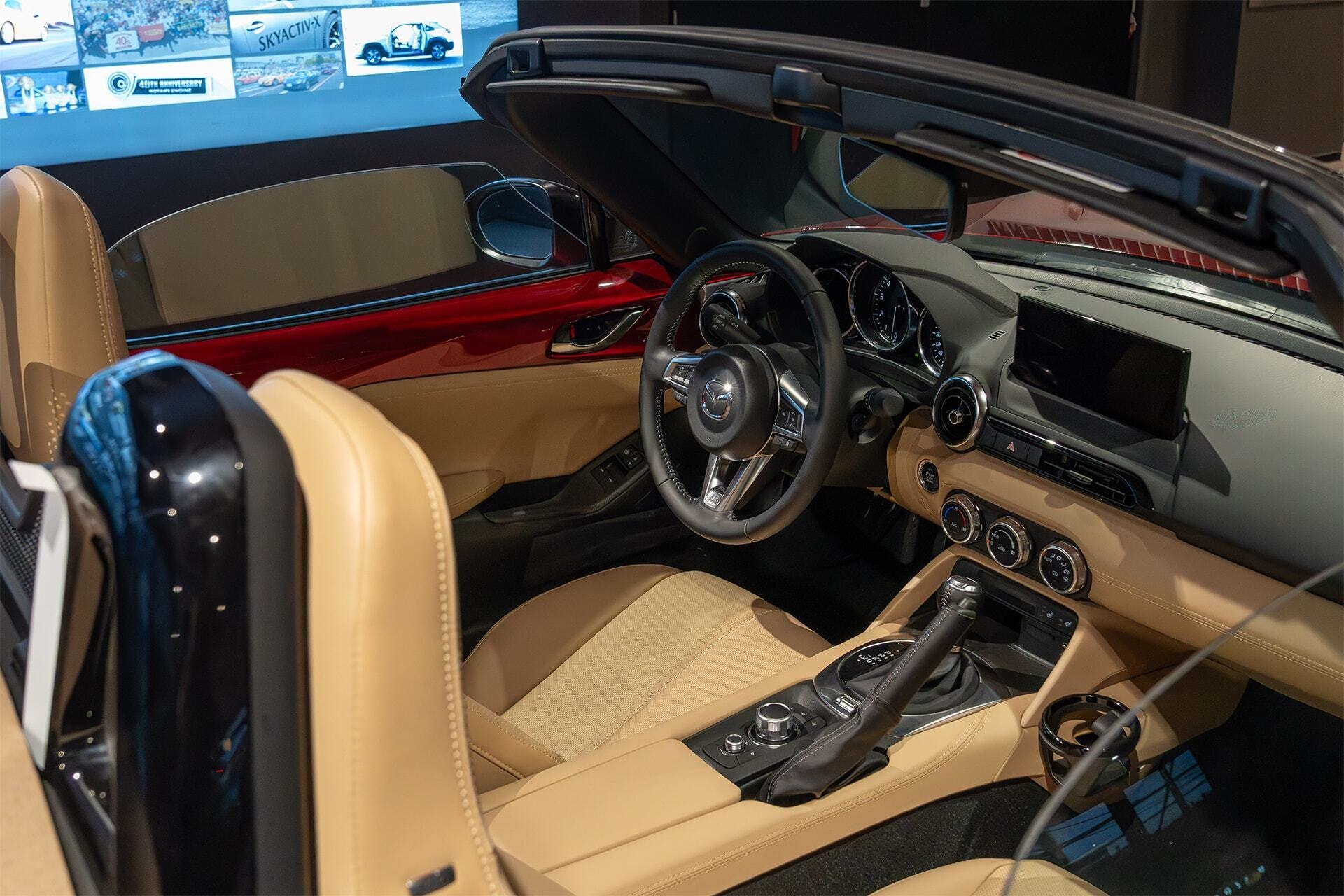 Không gian bên trong tối giản, tập trung tối đa vào vị trí người điều khiển.