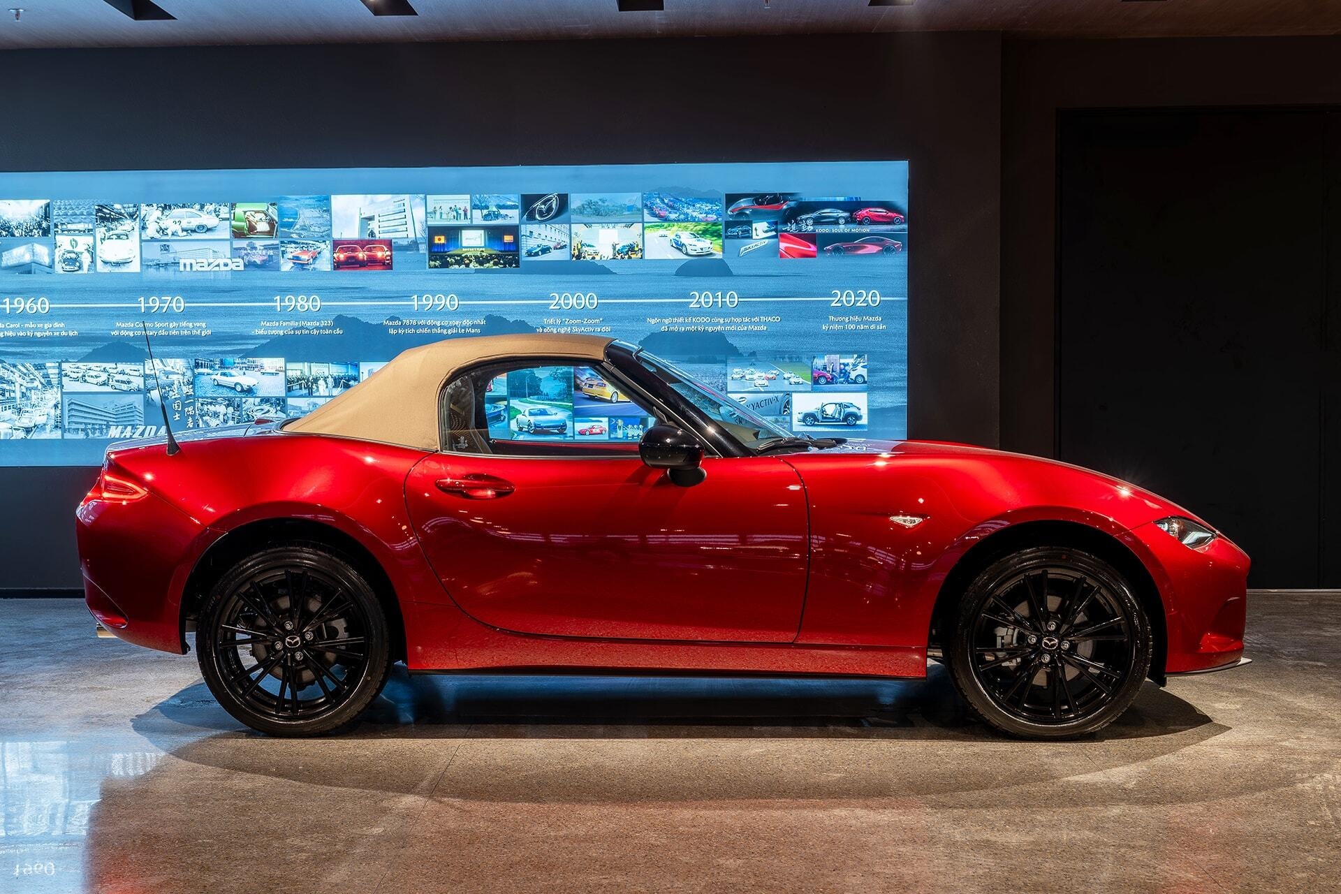 Phiên bản bán tại Việt Nam sử dụng mui mềm, thực hiện thao tác đóng hoặc mở bằng tay.