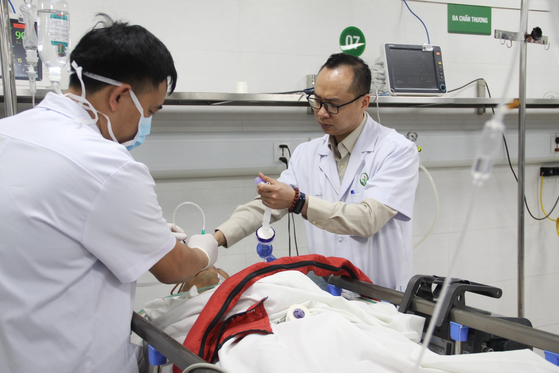 Bộ Y tế sẽ kiểm tra đột xuất công tác trực cấp cứu, khám chữa bệnh dịp Tết Bính Ngọ- Ảnh 2.