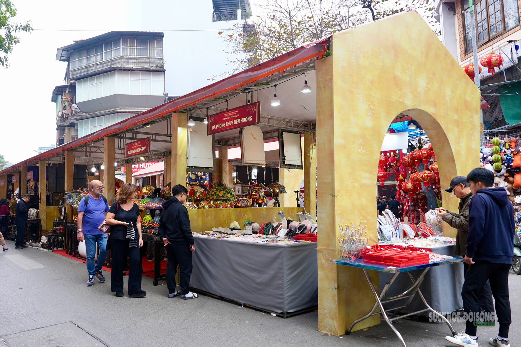 Chợ hoa Hàng Lược mỗi năm chỉ mở một lần hấp dẫn khách quốc tế- Ảnh 3. Chợ hoa Hàng Lược mỗi năm chỉ mở một lần hấp dẫn khách quốc tế- Ảnh 3.