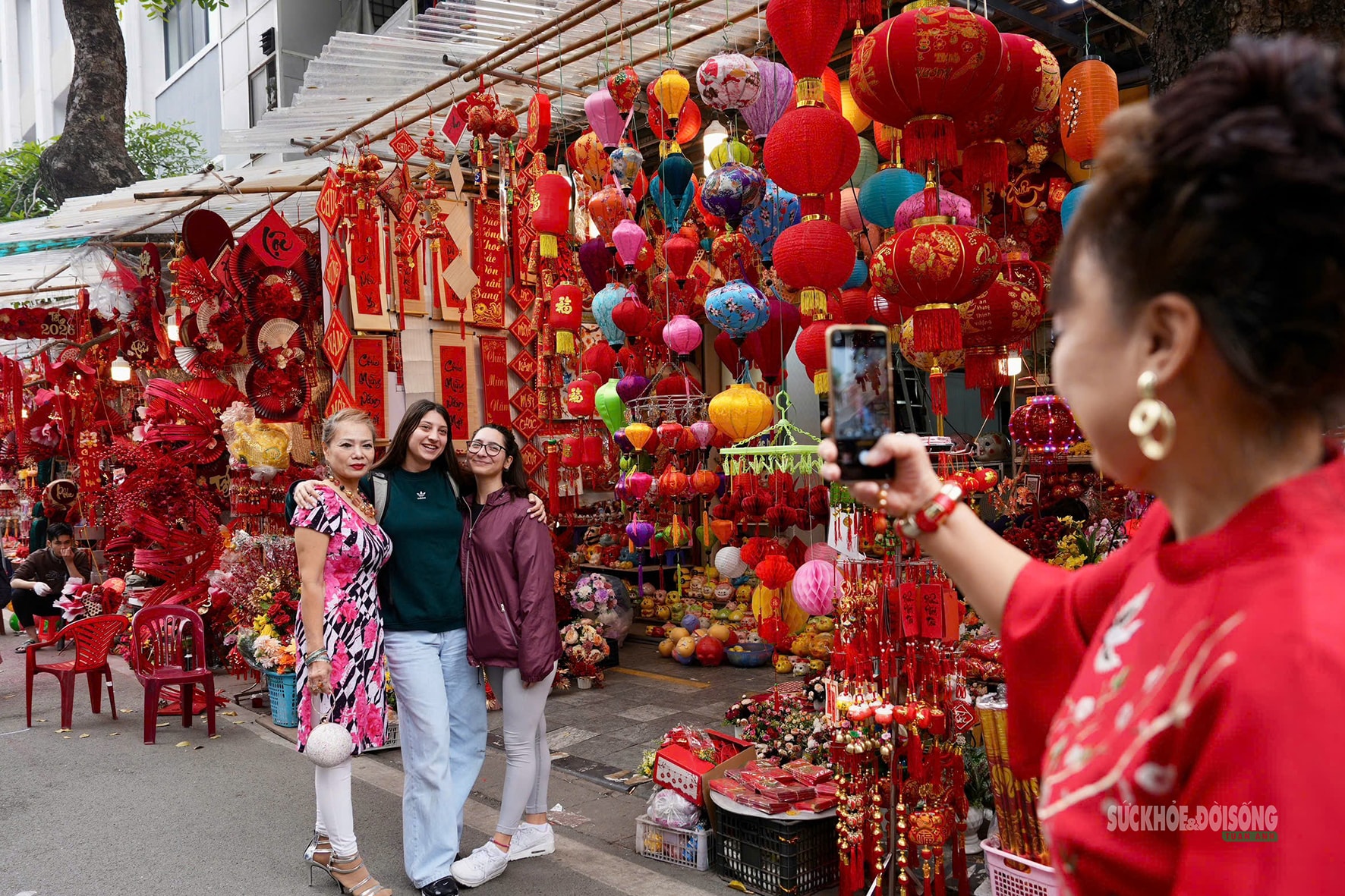 Chợ hoa Hàng Lược mỗi năm chỉ mở một lần hấp dẫn khách quốc tế- Ảnh 6. Chợ hoa Hàng Lược mỗi năm chỉ mở một lần hấp dẫn khách quốc tế- Ảnh 6.