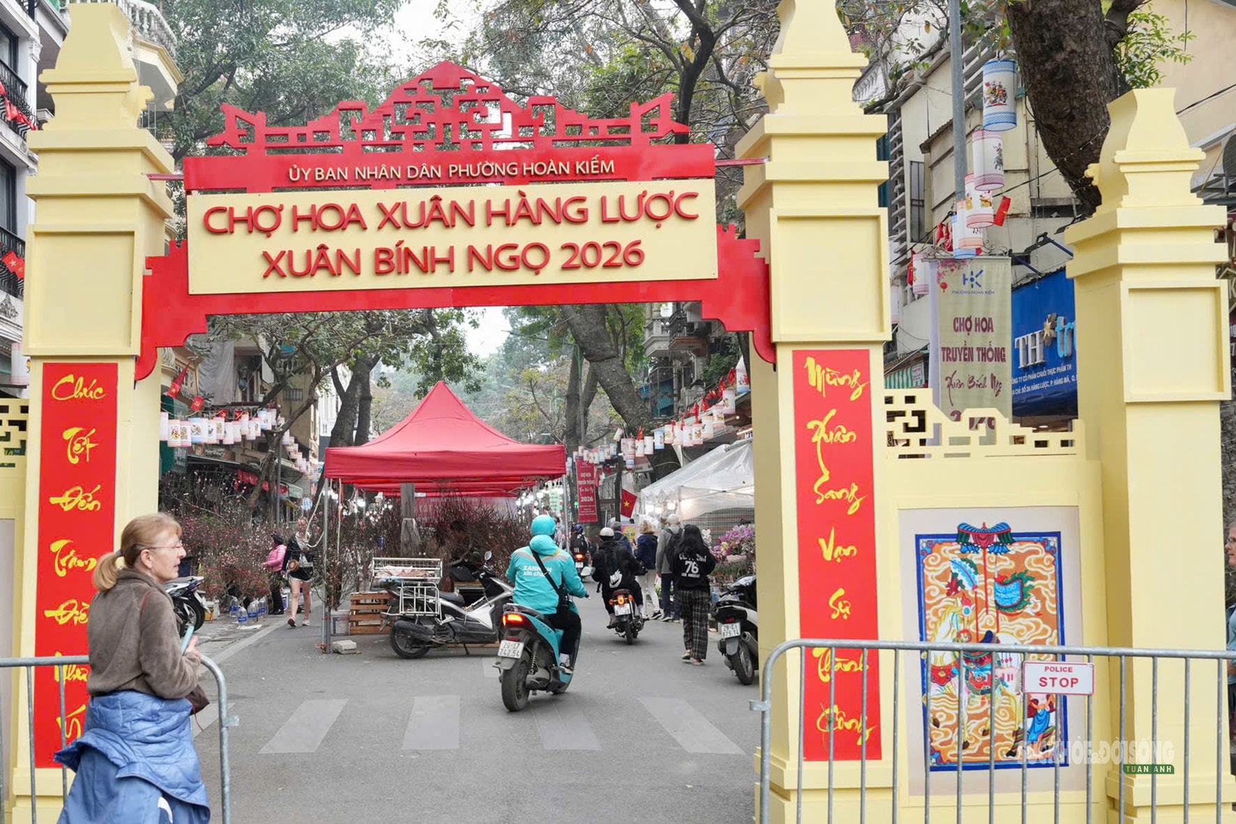 Chợ hoa Hàng Lược mỗi năm chỉ mở một lần hấp dẫn khách quốc tế- Ảnh 1. Chợ hoa Hàng Lược mỗi năm chỉ mở một lần hấp dẫn khách quốc tế- Ảnh 1.