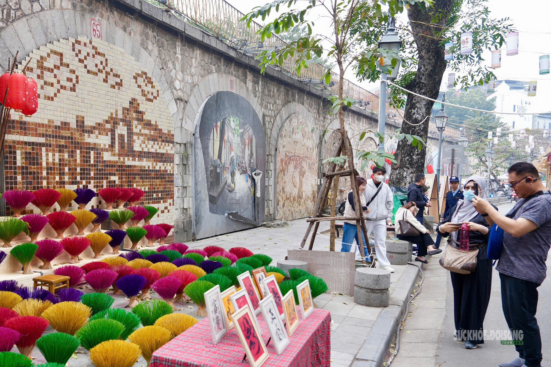 Chợ hoa Hàng Lược mỗi năm chỉ mở một lần hấp dẫn khách quốc tế- Ảnh 8. Chợ hoa Hàng Lược mỗi năm chỉ mở một lần hấp dẫn khách quốc tế- Ảnh 8.