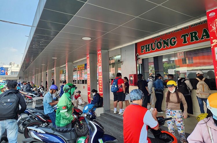 TP Hồ Chí Minh: Bến xe, sân bay nhộn nhịp người dân về quê đón Tết- Ảnh 5.