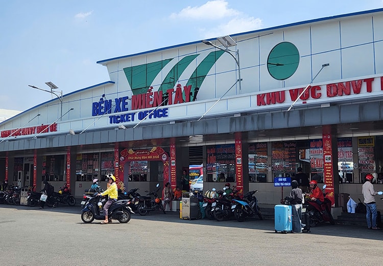 TP Hồ Chí Minh: Bến xe, sân bay nhộn nhịp người dân về quê đón Tết- Ảnh 3.