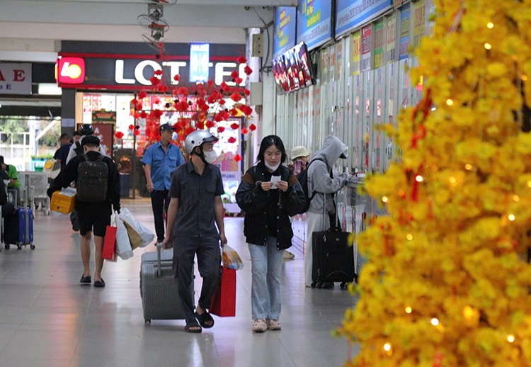 TP Hồ Chí Minh: Bến xe, sân bay nhộn nhịp người dân về quê đón Tết- Ảnh 1.