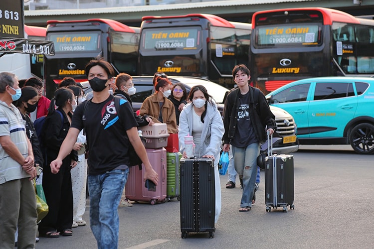TP Hồ Chí Minh: Bến xe, sân bay nhộn nhịp người dân về quê đón Tết- Ảnh 2.