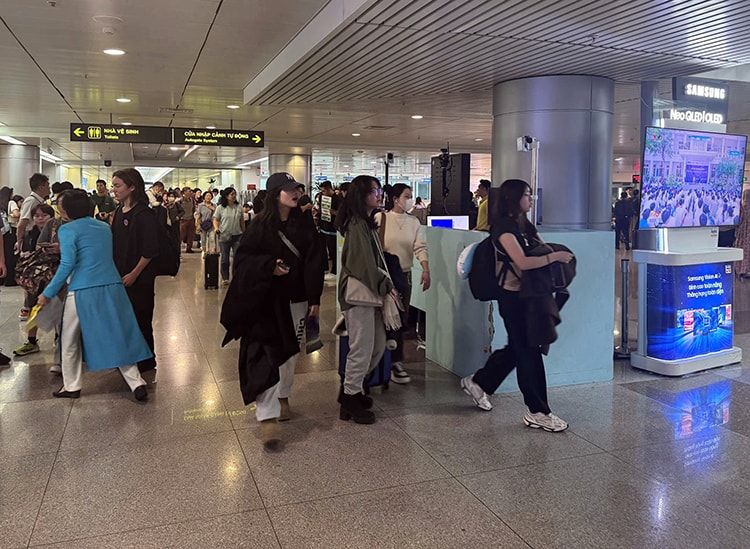 TP Hồ Chí Minh: Bến xe, sân bay nhộn nhịp người dân về quê đón Tết- Ảnh 9.