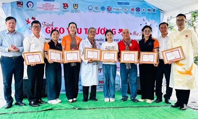 Thứ trưởng Bộ Y tế Đỗ Xuân Tuyên: Chung tay chăm sóc sức khỏe người dân, để mọi nhà đều có Tết ấm- Ảnh 2.