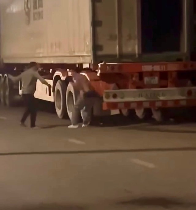 Nguyên nhân người đàn ông cầm hung khí liên tiếp đánh, chém người khác- Ảnh 1.