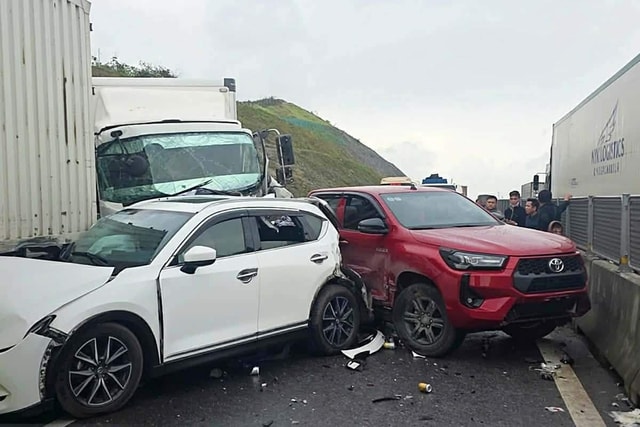 Liên tiếp hai vụ tai nạn trên cao tốc Hàm Nghi - Vũng Áng- Ảnh 1.