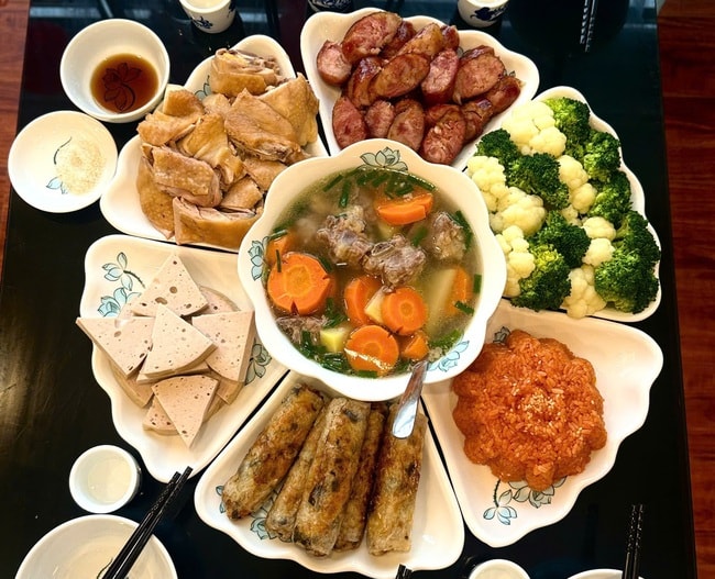 Tranh thủ cuối tuần, nhiều gia đình tiễn ông Công ông Táo về trời- Ảnh 1.