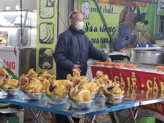 Tranh thủ cuối tuần, nhiều gia đình tiễn ông Công ông Táo về trời- Ảnh 3.