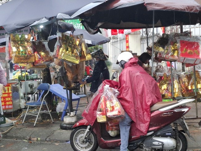 Tranh thủ cuối tuần, nhiều gia đình tiễn ông Công ông Táo về trời- Ảnh 6.