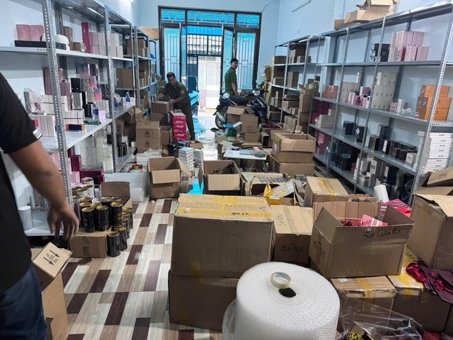 Triệt phá đường dây buôn bán mỹ phẩm giả quy mô lớn trên không gian mạng- Ảnh 2.