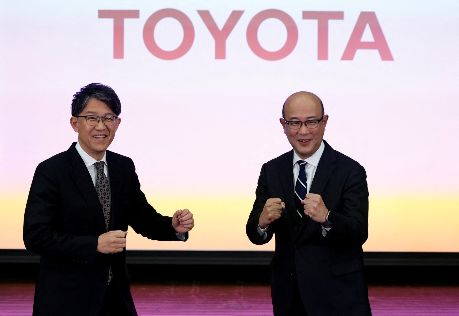 CEO sắp mãn nhiệm của Toyota Motor, ông Koji Sato (trái), và người kế nhiệm Kenta Kon. (Ảnh: Reuters)