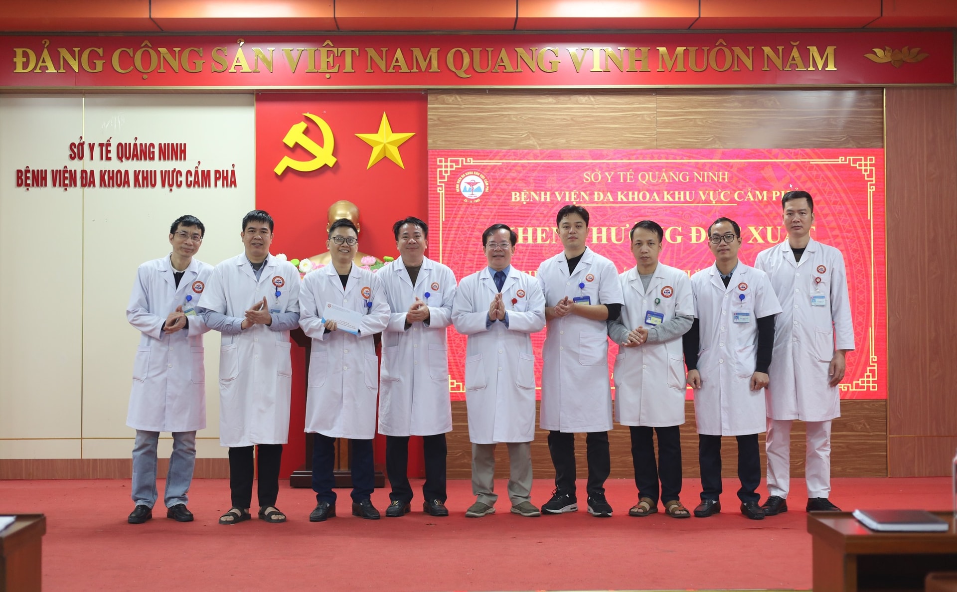 Khen thưởng đột xuất 17 y, bác sĩ cứu sống người đàn ông đa chấn thương nguy kịch- Ảnh 1.