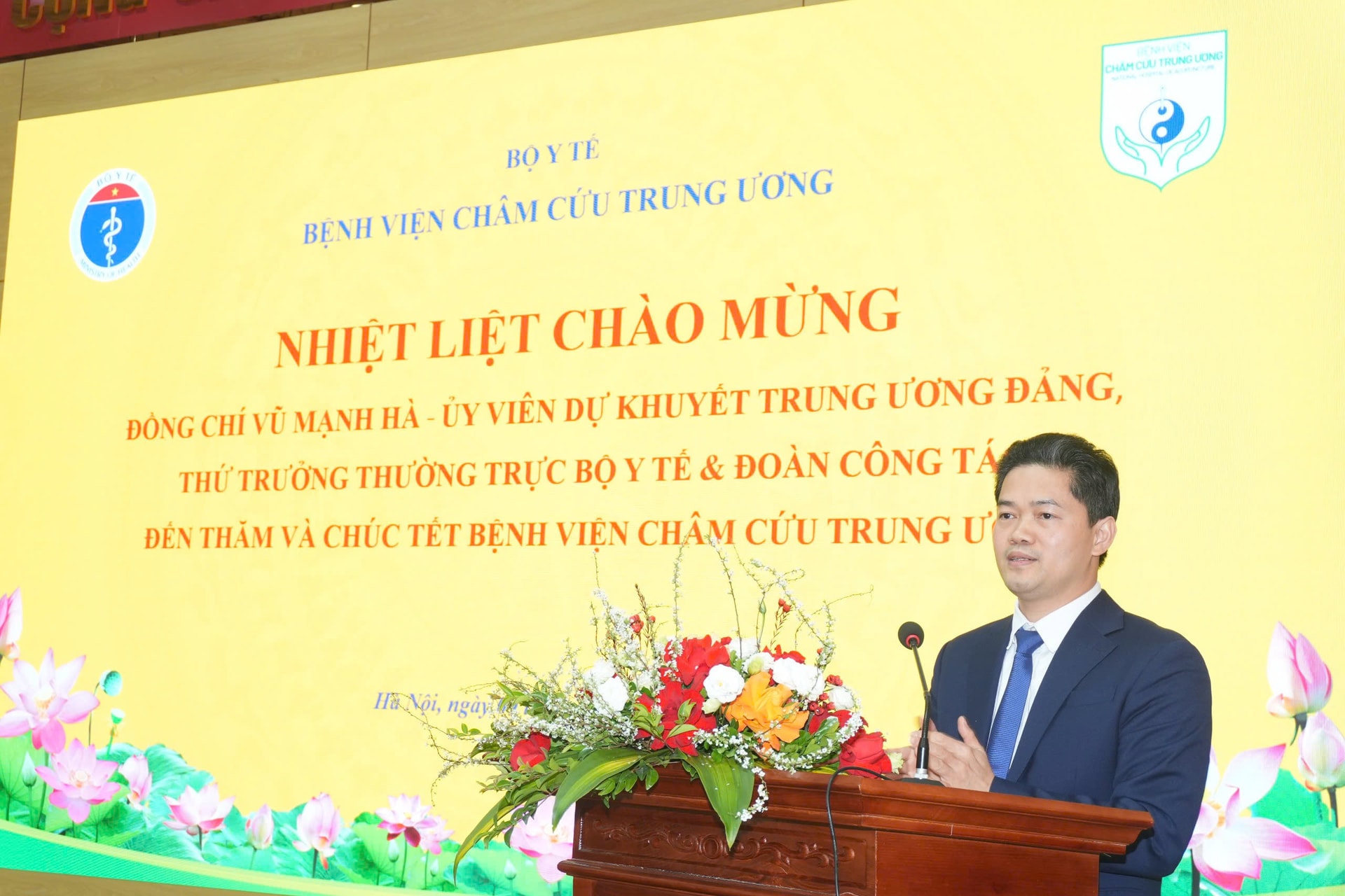 Thứ trưởng Thường trực Bộ Y tế Vũ Mạnh Hà thăm, kiểm tra công tác khám chữa bệnh dịp Tết ở Bệnh viện Phổi và Châm cứu TW- Ảnh 1.