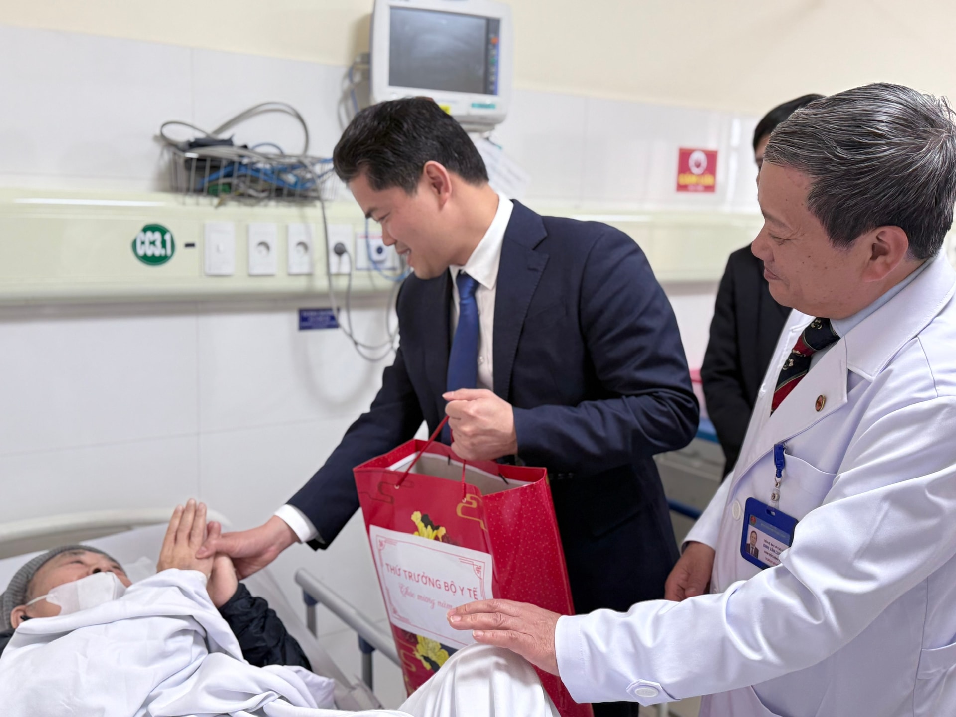 Thứ trưởng Thường trực Bộ Y tế Vũ Mạnh Hà thăm, kiểm tra công tác khám chữa bệnh dịp Tết ở Bệnh viện Phổi và Châm cứu TW- Ảnh 8.