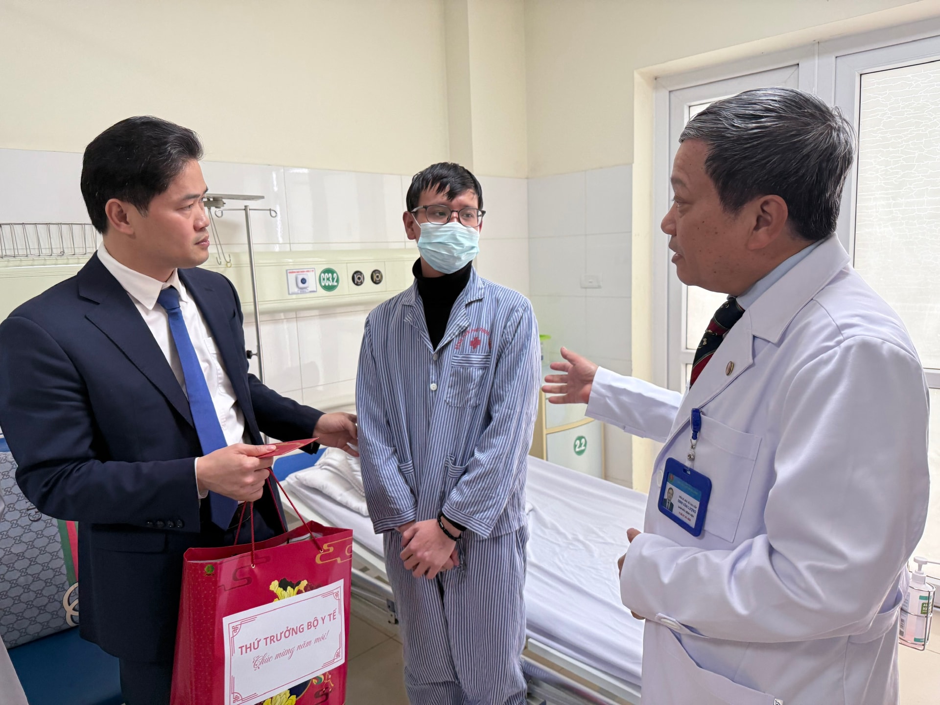 Thứ trưởng Thường trực Bộ Y tế Vũ Mạnh Hà thăm, kiểm tra công tác khám chữa bệnh dịp Tết ở Bệnh viện Phổi và Châm cứu TW- Ảnh 7.