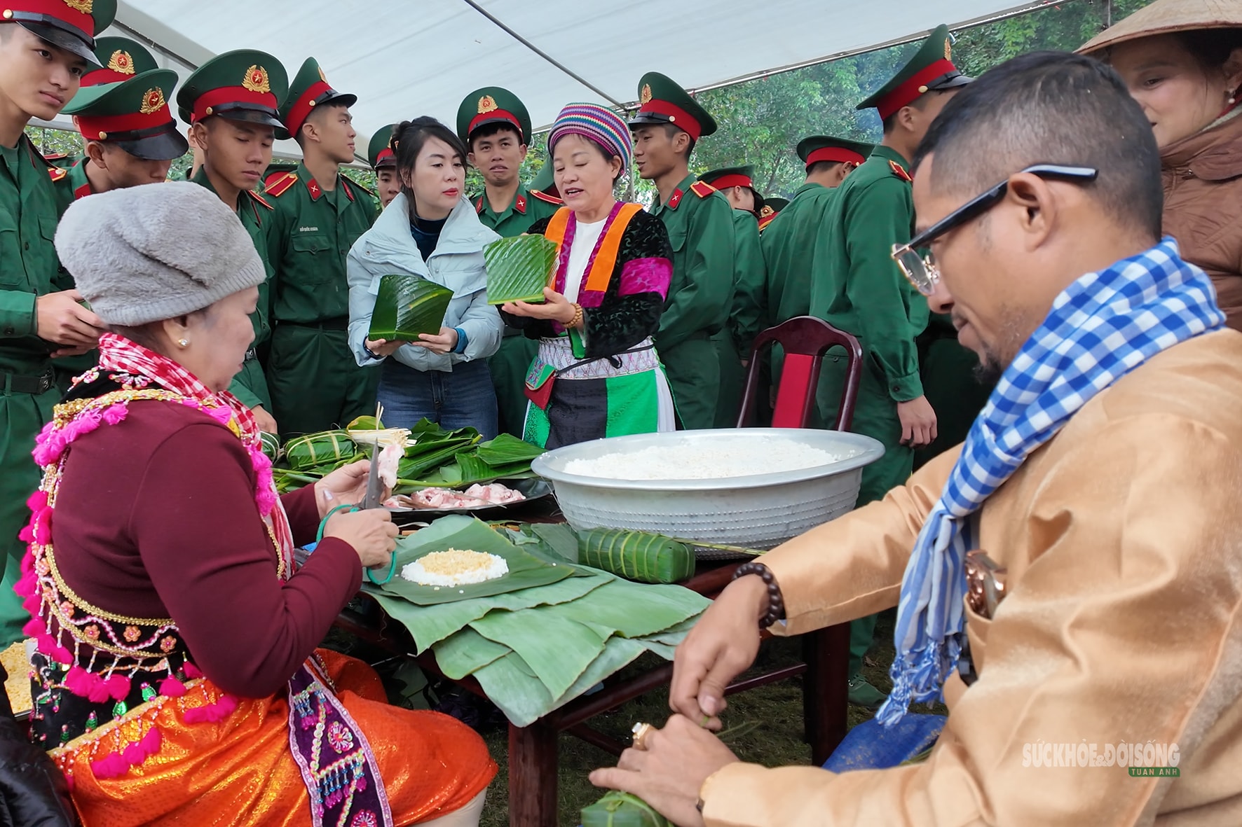 Bánh chưng xanh gói trọn nghĩa tình Tết vì người nghèo dịp Xuân Bính Ngọ 2026- Ảnh 2.