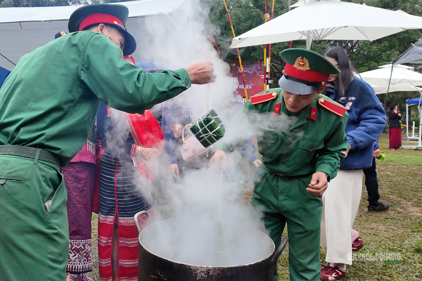 Bánh chưng xanh gói trọn nghĩa tình Tết vì người nghèo dịp Xuân Bính Ngọ 2026- Ảnh 7.