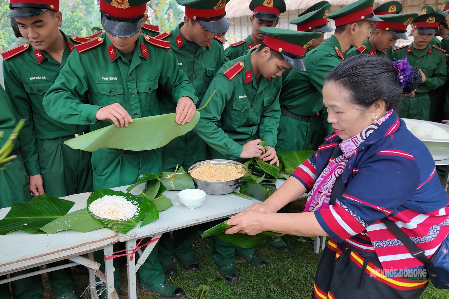 Bánh chưng xanh gói trọn nghĩa tình Tết vì người nghèo dịp Xuân Bính Ngọ 2026- Ảnh 1.