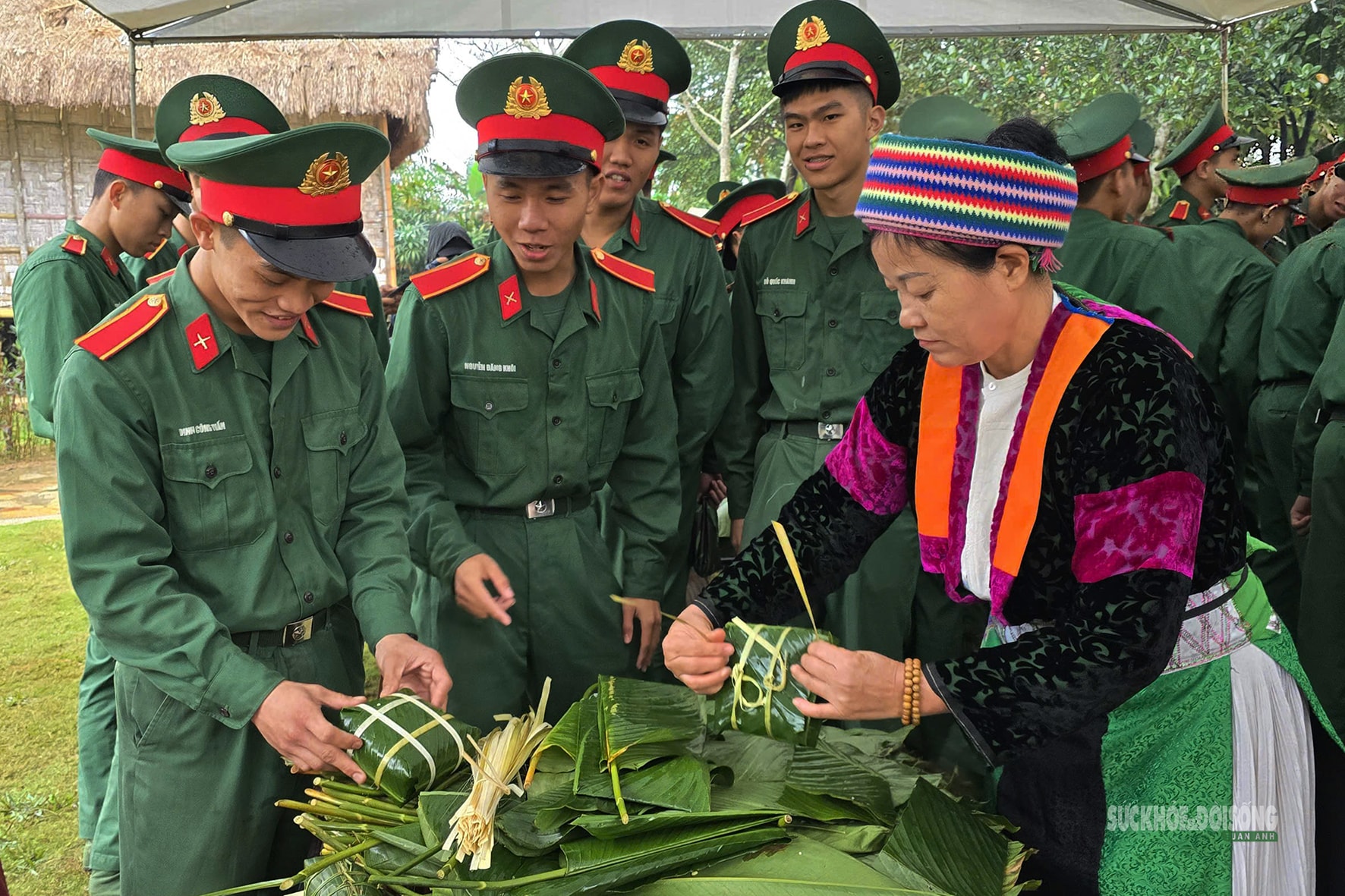 Bánh chưng xanh gói trọn nghĩa tình Tết vì người nghèo dịp Xuân Bính Ngọ 2026- Ảnh 5.