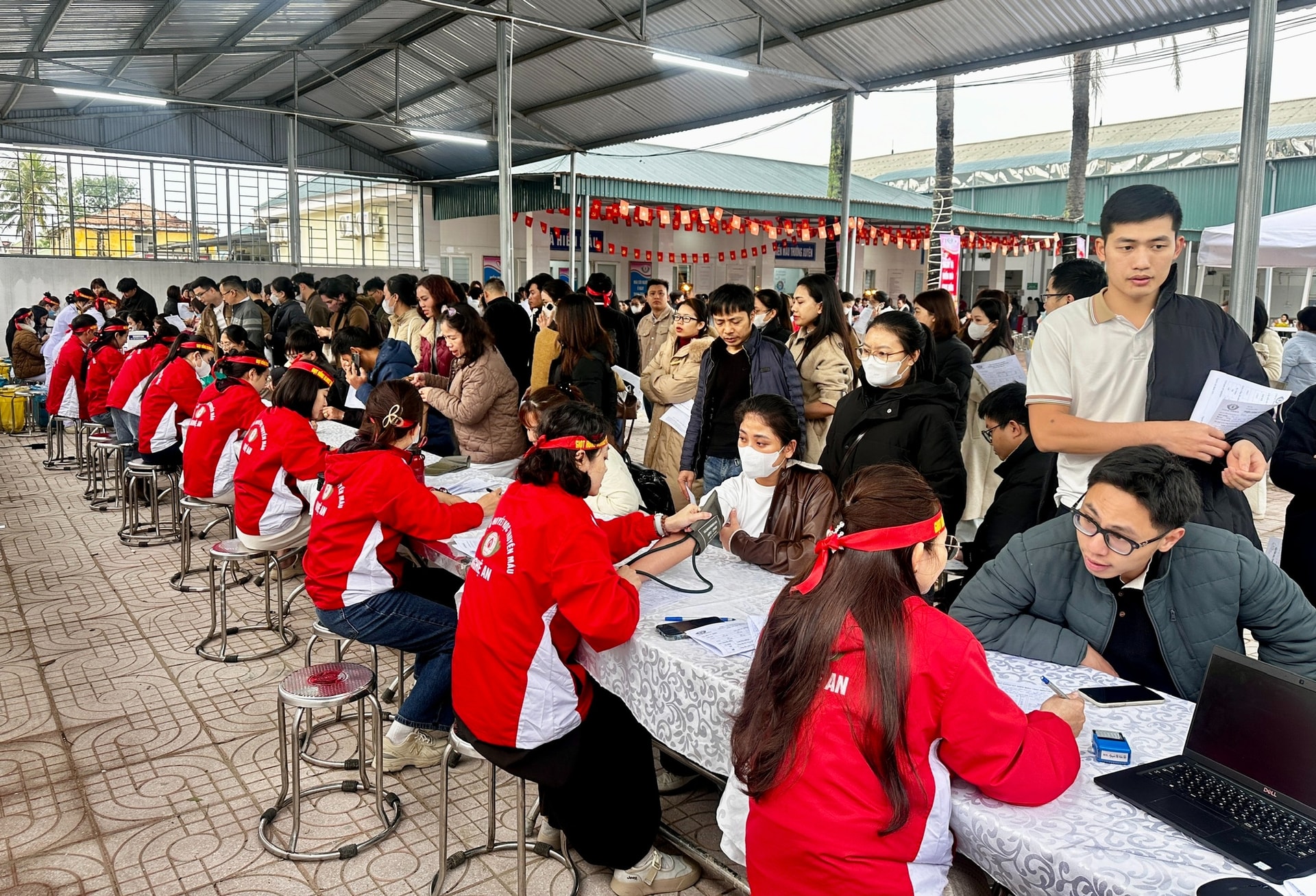 'Giọt hồng Blouse trắng' lan tỏa nghĩa cử cao đẹp hiến máu cứu người- Ảnh 1. 'Giọt hồng Blouse trắng' lan tỏa nghĩa cử cao đẹp hiến máu cứu người- Ảnh 1.