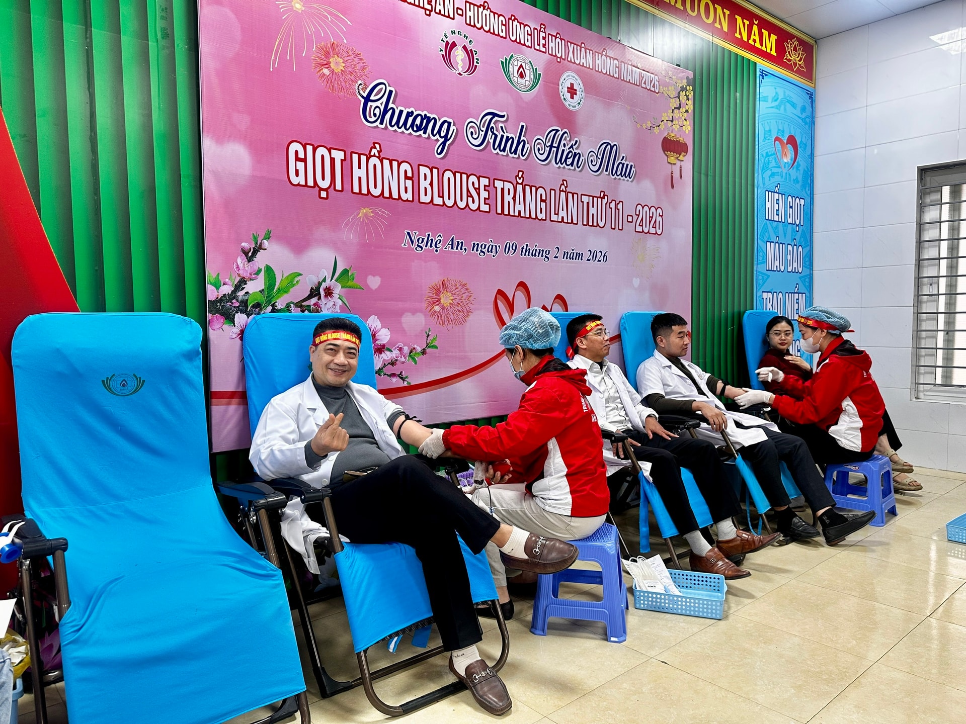 'Giọt hồng Blouse trắng' lan tỏa nghĩa cử cao đẹp hiến máu cứu người- Ảnh 3. 'Giọt hồng Blouse trắng' lan tỏa nghĩa cử cao đẹp hiến máu cứu người- Ảnh 3.