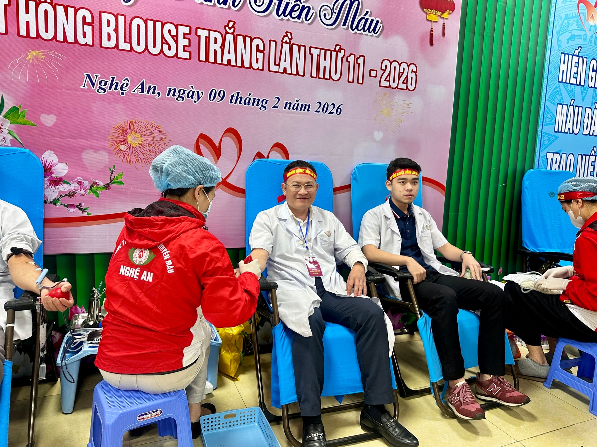 'Giọt hồng Blouse trắng' lan tỏa nghĩa cử cao đẹp hiến máu cứu người- Ảnh 2. 'Giọt hồng Blouse trắng' lan tỏa nghĩa cử cao đẹp hiến máu cứu người- Ảnh 2.
