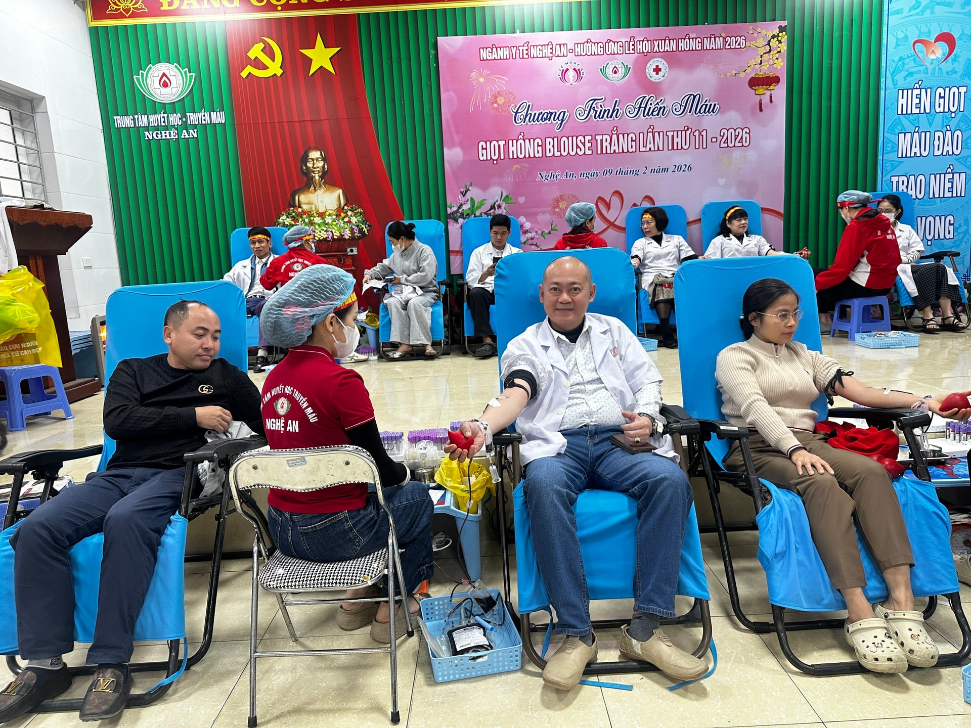 'Giọt hồng Blouse trắng' lan tỏa nghĩa cử cao đẹp hiến máu cứu người- Ảnh 9. 'Giọt hồng Blouse trắng' lan tỏa nghĩa cử cao đẹp hiến máu cứu người- Ảnh 9.