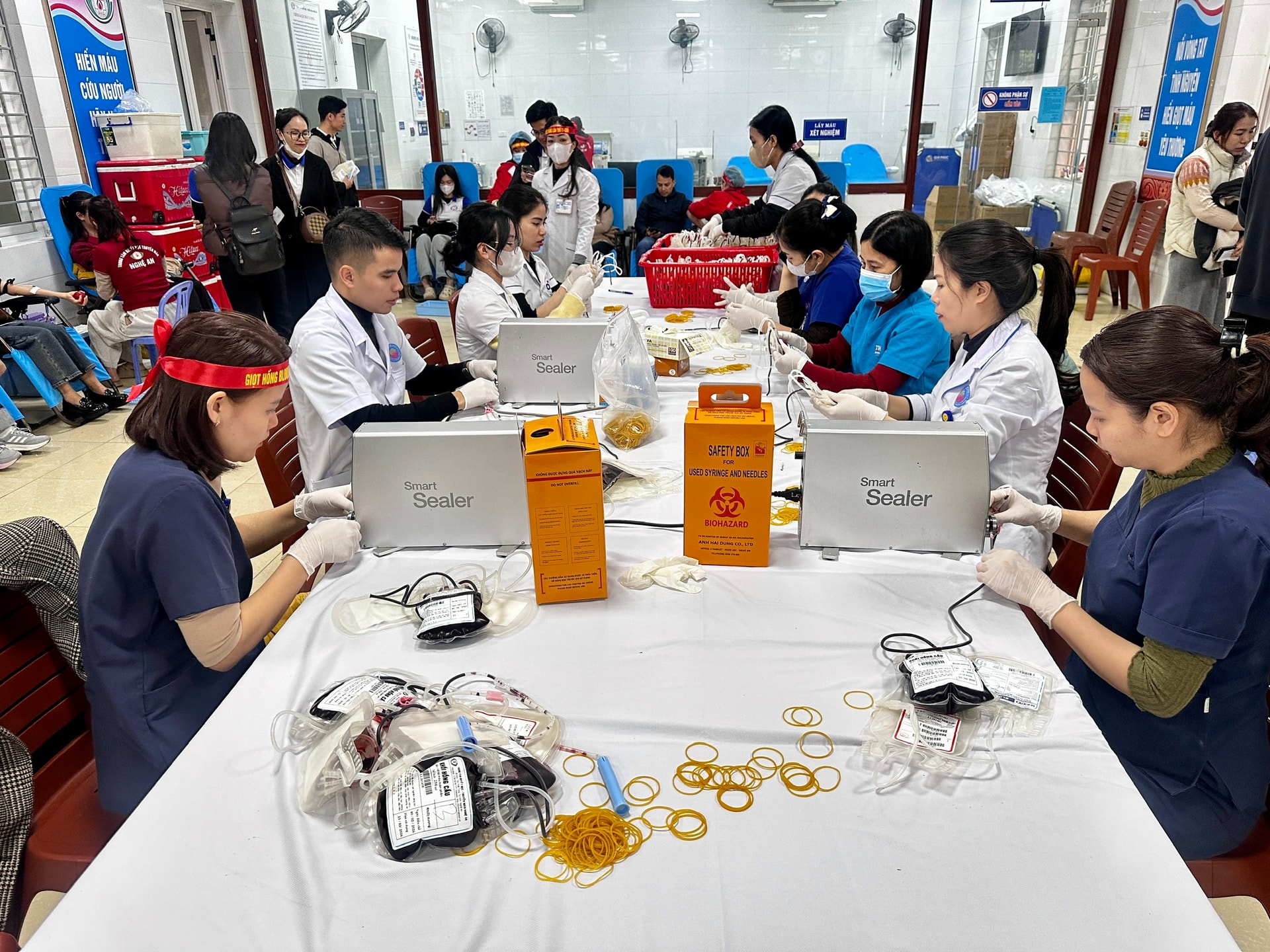 'Giọt hồng Blouse trắng' lan tỏa nghĩa cử cao đẹp hiến máu cứu người- Ảnh 11. 'Giọt hồng Blouse trắng' lan tỏa nghĩa cử cao đẹp hiến máu cứu người- Ảnh 11.