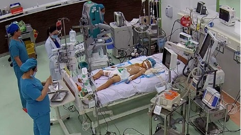 Cứu sống bé trai 7 tuổi đột ngột ngất xỉu, ngưng tim do viêm cơ tim tối cấp- Ảnh 1.