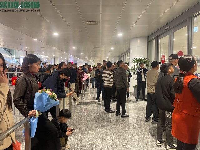 Sân bay Nội Bài chật kín người đón thân nhân về quê ăn Tết- Ảnh 3.
