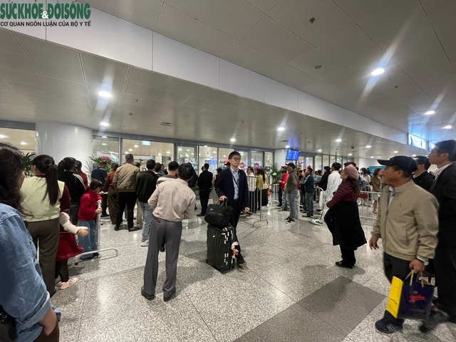 Sân bay Nội Bài chật kín người đón thân nhân về quê ăn Tết- Ảnh 5.