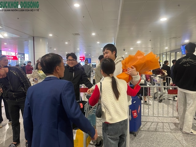 Sân bay Nội Bài chật kín người đón thân nhân về quê ăn Tết- Ảnh 7.