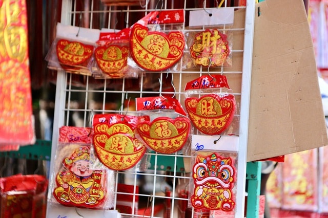 Chợ ‘cõi âm’ ở TPHCM đông nghịt khách mua đồ cúng ông Táo- Ảnh 5.