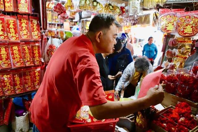 Chợ ‘cõi âm’ ở TPHCM đông nghịt khách mua đồ cúng ông Táo- Ảnh 2.
