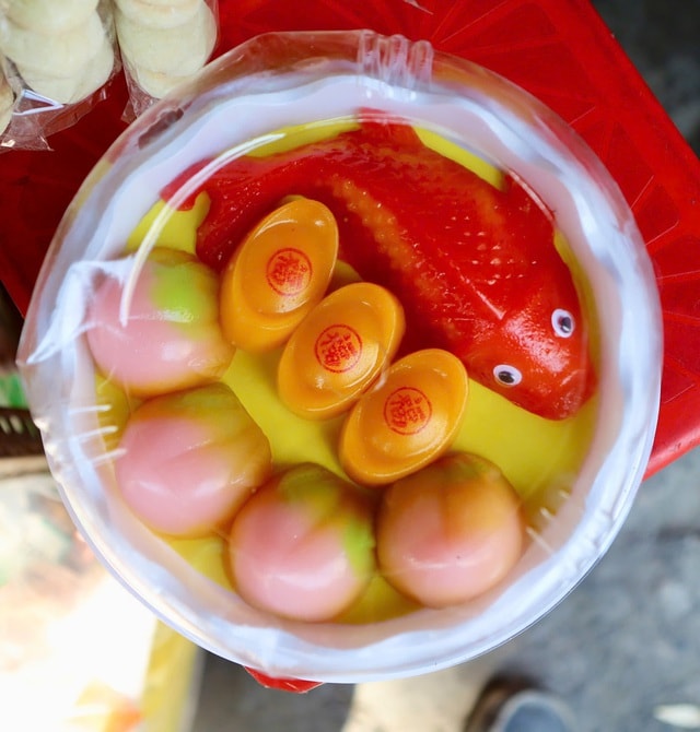 Chợ ‘cõi âm’ ở TPHCM đông nghịt khách mua đồ cúng ông Táo- Ảnh 9.