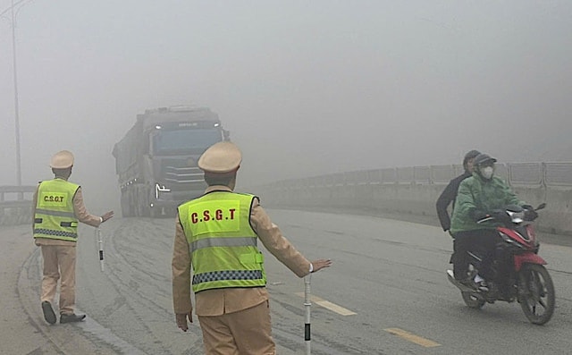 Trời mưa rét, sương mù hạn chế tầm nhìn: CSGT khuyến cáo gì?- Ảnh 2. Trời mưa rét, sương mù hạn chế tầm nhìn: CSGT khuyến cáo gì?- Ảnh 2.