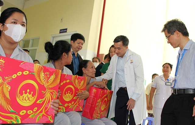 Thứ trưởng Bộ Y tế Trần Văn Thuấn thăm, kiểm tra và chúc Tết các cơ sở y tế tại Đồng Nai và TPHCM- Ảnh 1.