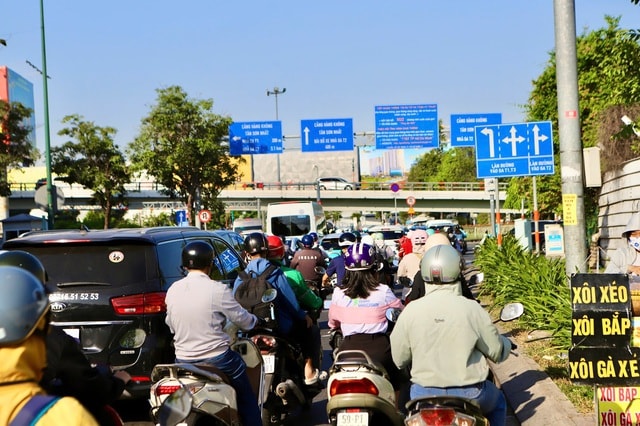 Cao điểm Tết Bính Ngọ 2026: Hơn 1.000 chuyến bay/ngày tại Tân Sơn Nhất, hành khách lo trễ chuyến vì nhầm nhà ga- Ảnh 1. Cao điểm Tết Bính Ngọ 2026: Hơn 1.000 chuyến bay/ngày tại Tân Sơn Nhất, hành khách lo trễ chuyến vì nhầm nhà ga- Ảnh 1.